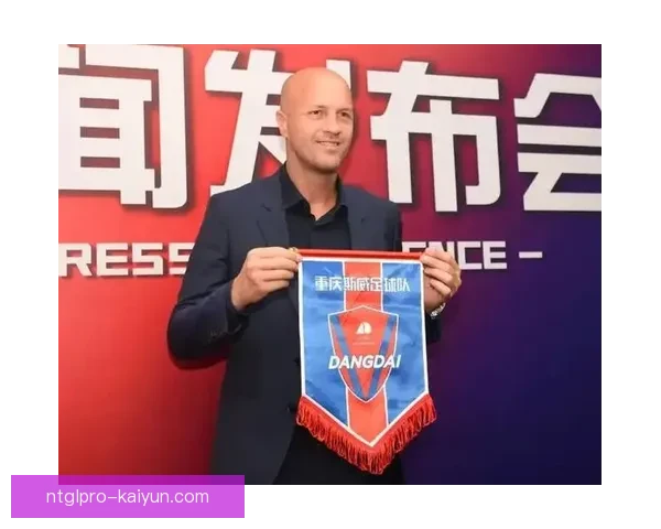 克鲁伊夫技术全面性备受关注，展现出足球战术多样性与创新魅力